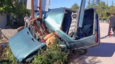 Amasya'da Kaza: Kediye Çarpmamak İçin Direksiyon Kıran Sürücü Otomobiliyle Elektrik Direğine Çarptı, Araç İkiye Bölündü