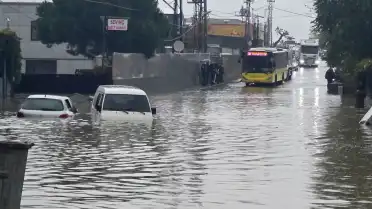 İstanbul'da Şiddetli Yağış Hayatı Felç Etti: Yollar Sular Altında Kaldı, Araçlar ve İş Yerleri Zarar Gördü