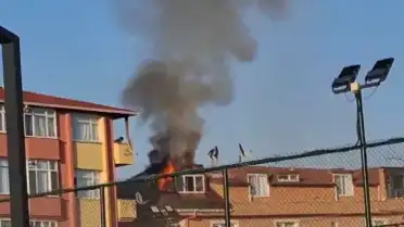 Sancaktepe'de 4 Katlı Binanın Çatısında Tadilat Sırasında Yangın Çıktı