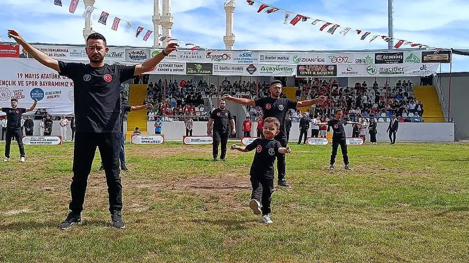 3 Yaşındaki A.'in Zeybek Gösterisi 19 Mayıs Etkinliklerinde İlgi Odağı Oldu