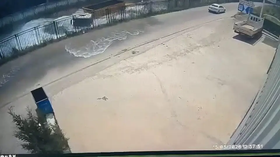ADANA'da Hafriyat TIR'ı Sulama Kanalına Düştü: Sürücü Hafif Yaralandı