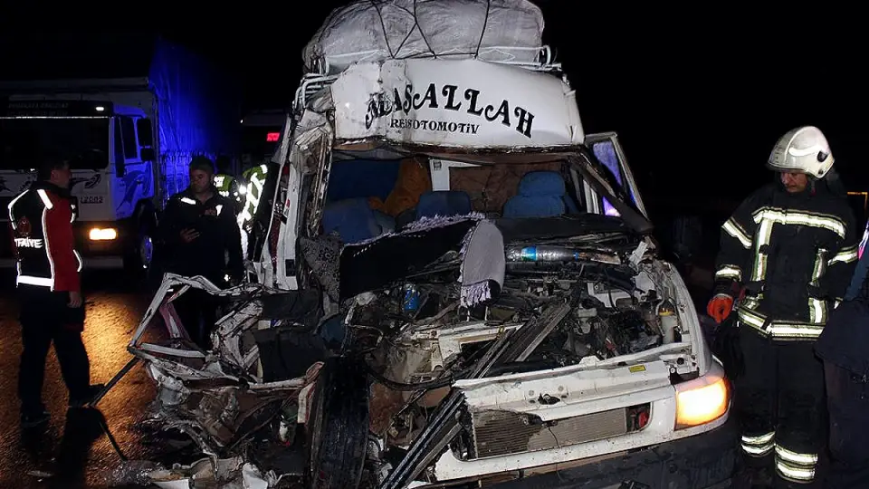 Aksaray'da Minibüs TIR'a Çarptı: 12 Yaralı