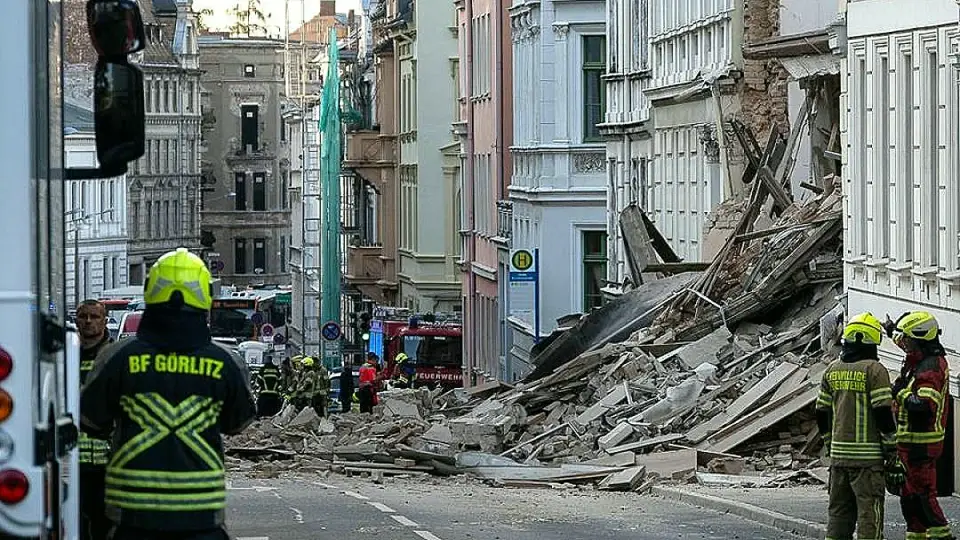 Almanya'da Tarihi Bina Çöktü: 3 Kişinin Kayıp Olduğu Bildirildi