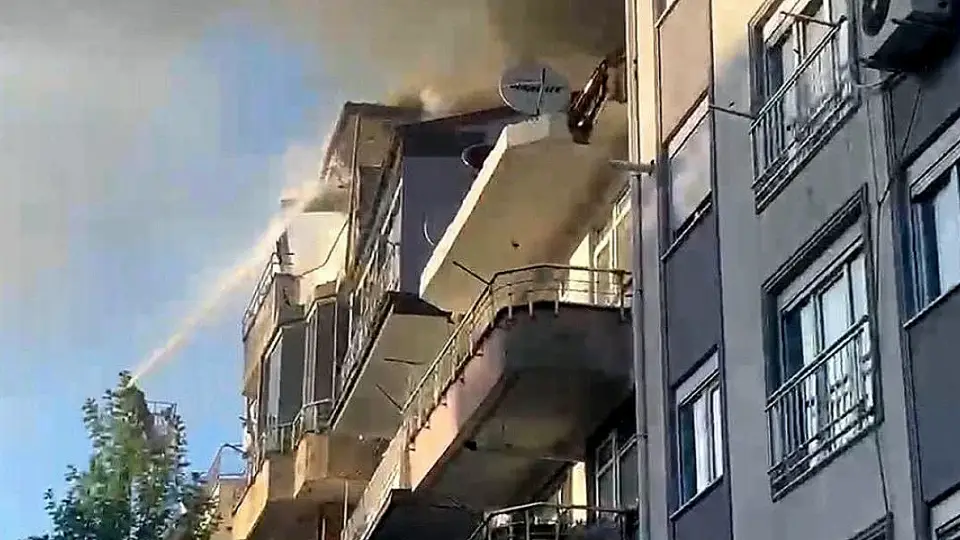 Amasra'da Apartman Çatısında Yangın: İki Kişi Kurtarıldı