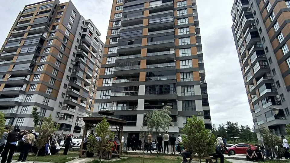 Apartman Sakini Z.B., Asansörde Mahsur Kalanları Kurtarmak İsterken Boşluğa Düşerek Hayatını Kaybetti