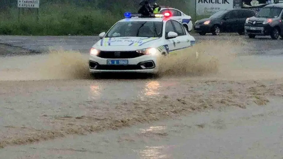 Bartın'da Irmak Taştı, Kara Yolu Ulaşıma Kapandı