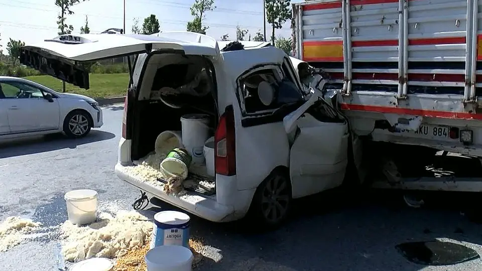 Başakşehir'de Kaza Yapan Sürücünün Tutanak Tutarken Arkadan Çarpması Sonucu Araçta Sıkışması