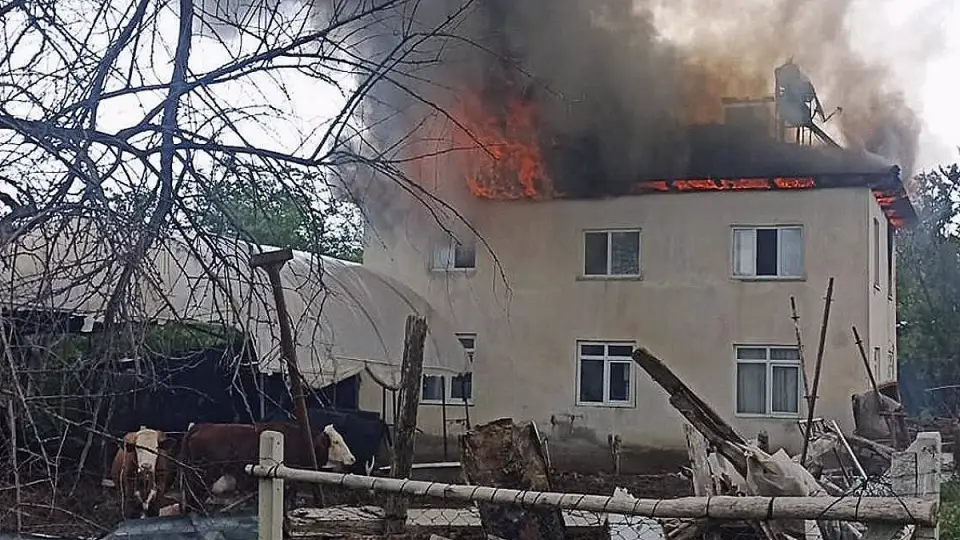 Burdur'da Önce Taksiyi Çalmaya Çalıştı, Sonra Ailesinin Evini Ateşe Verdi
