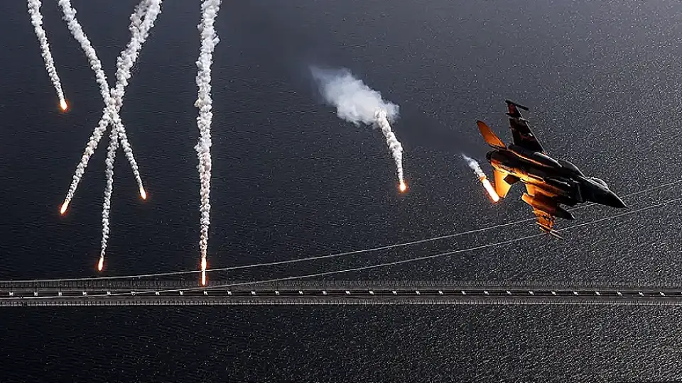 Çanakkale Semalarında Savaş Uçakları Nefes Kesti