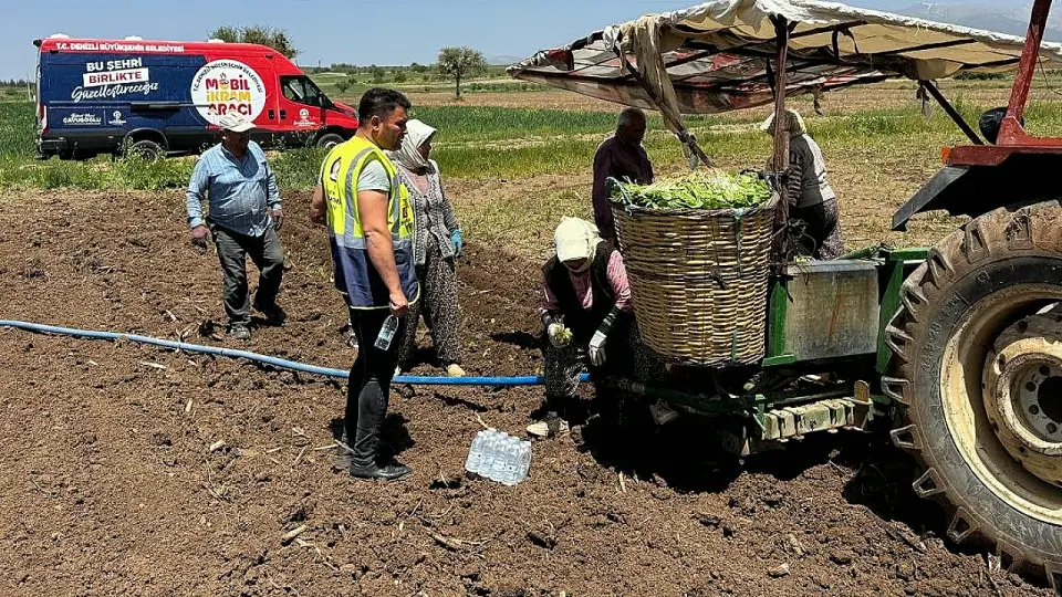 Denizli Büyükşehir Belediyesi mobil ikram aracı çiftçilere hizmet veriyor