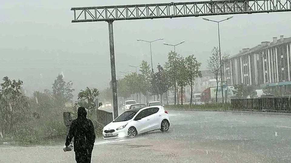 Düzce'de Sağanak Yağış Hayatı Olumsuz Etkiledi