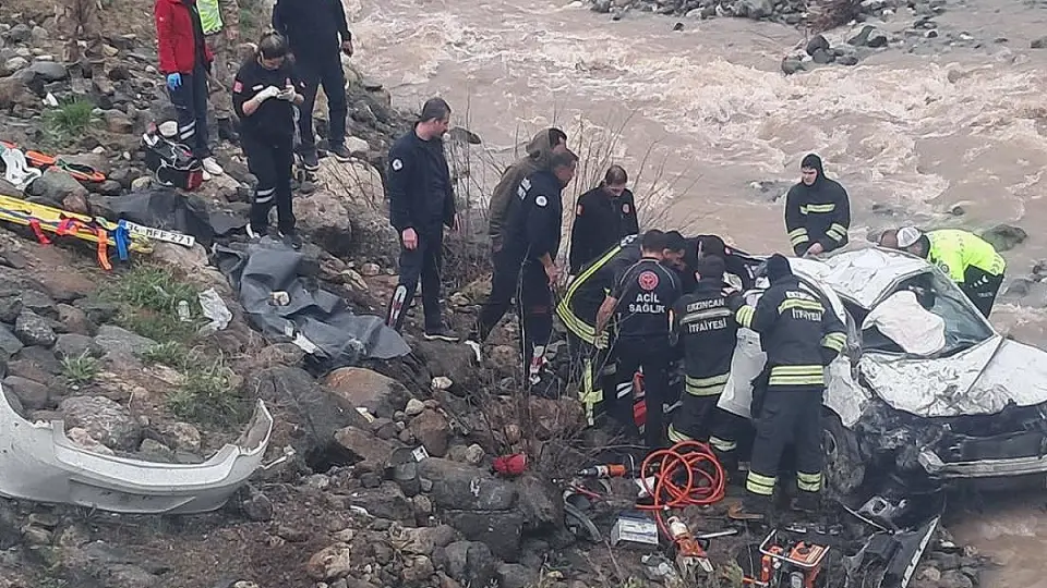 Erzincan'da Trafik Kazası: 2 Kişi Hayatını Kaybetti, 1 Kişi Yaralandı