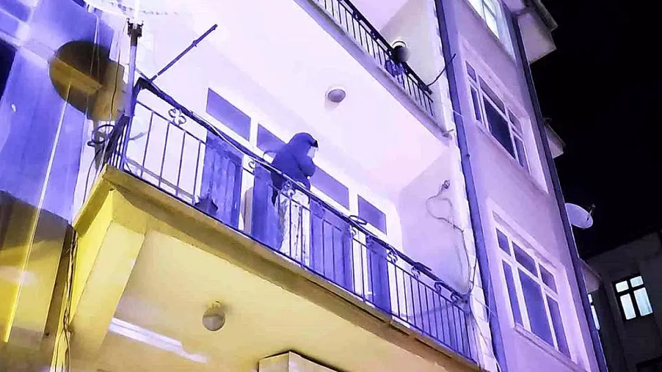 Eski Erkek Arkadaşı Tarafından Evinde Baskına Uğrayan Kadın, Çocuğunu Kurtarmak İçin Balkondan Atladı