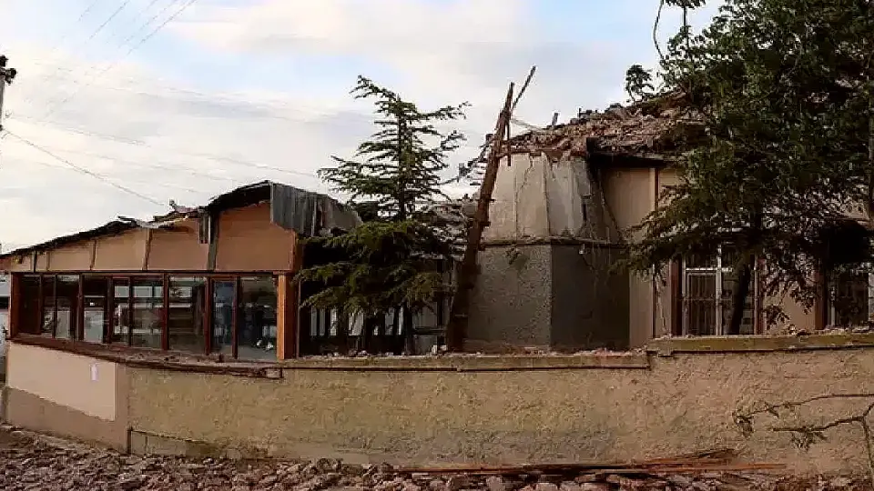 Eskişehir'de Caminin Minareine Yıldırım Düştü: İmam Yaralandı