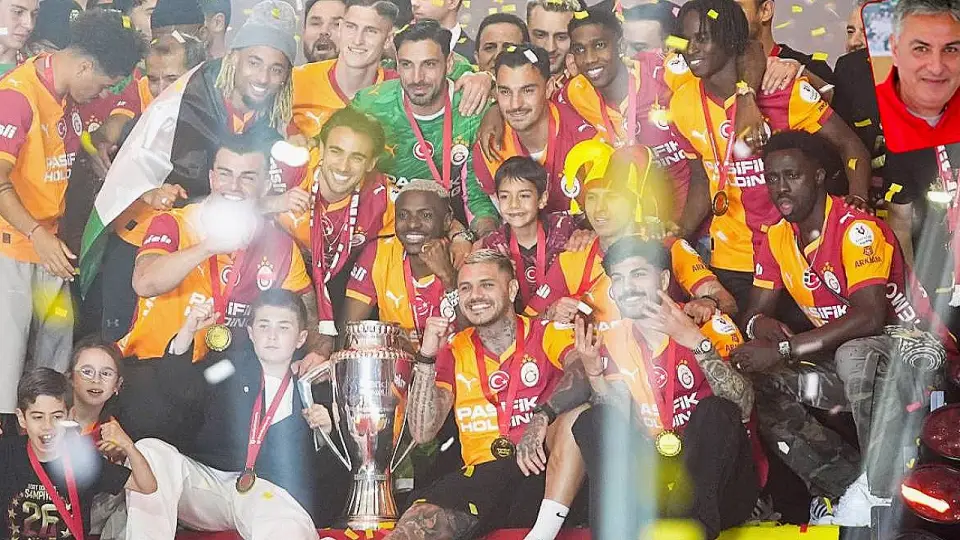 Galatasaray'a Şampiyonluk Kupası Takdim Edildi