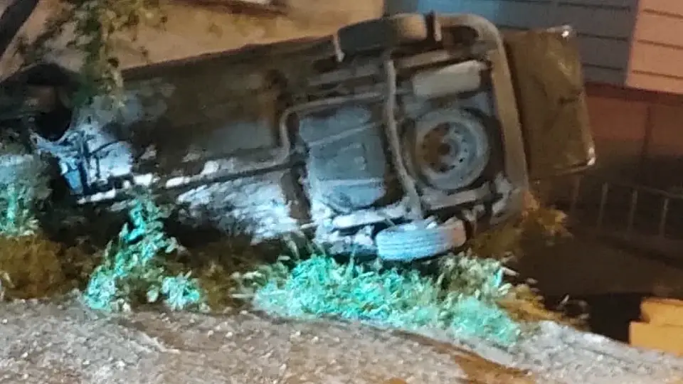 Giresun'da Freni Boşalan Hafif Ticari Araç Apartmana Düştü