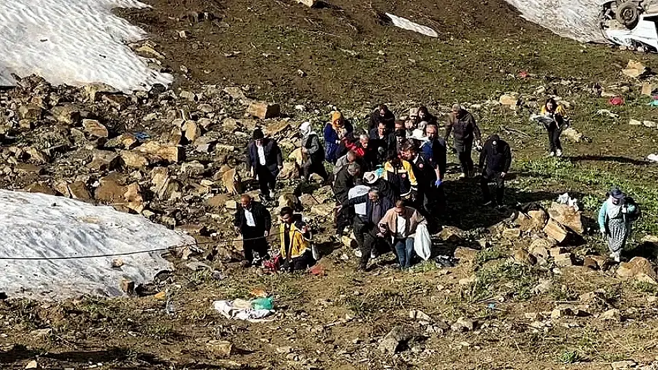 Hakkari Yüksekova'da Minibüs Uçuruma Yuvarlandı: 1 Ölü, 7 Yaralı