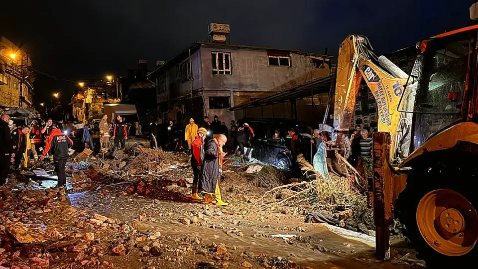 Hatay'da Sel Felaketi: 1 Kişi Hayatını Kaybetti, Ulaşım Aksadı