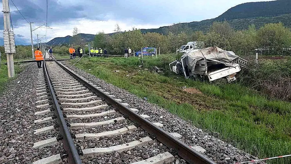 Hemzemin Geçitte Tren Kamyonete Çarptı: 4 Yaralı