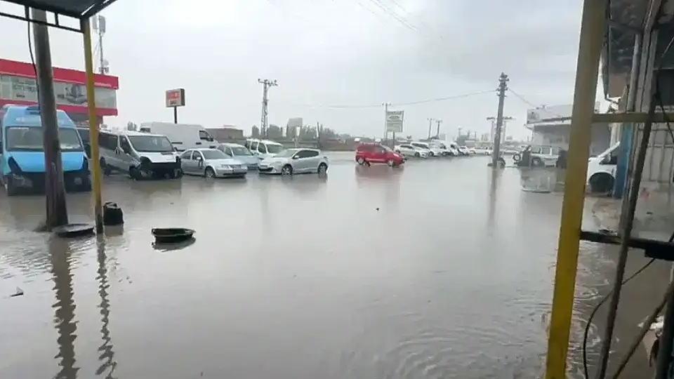Iğdır'da Şiddetli Sağanak Yağış Hayatı Felç Etti