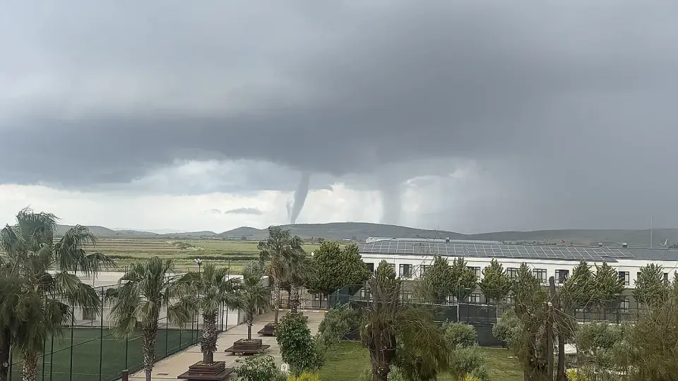 İzmir Menemen'de Hortum Paniği: Ani Hava Değişikliği Etkili Oldu