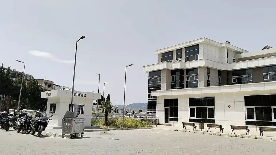 İzmir'de Şantiyede Yanmış Kadın Cesedi Bulundu, Bir Kişi Gözaltına Alındı