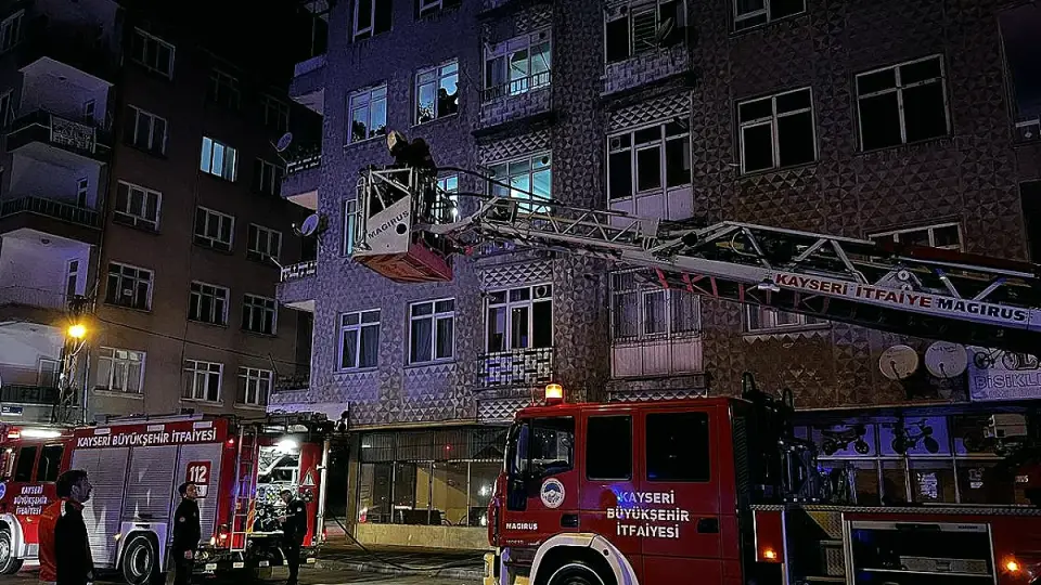Kayseri'de 4 Katlı Binanın Bodrumunda Yangın Söndürüldü