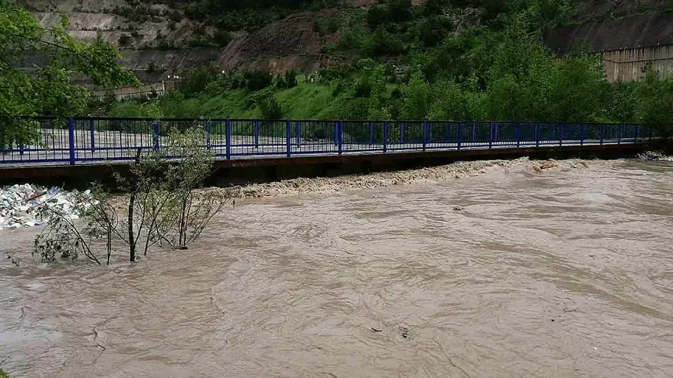 Kelkit Çayı'nda Debisi Yükseldi, Yeşilçam Köprüsü Ulaşıma Kapatıldı