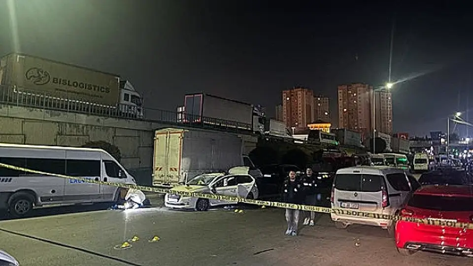 Küçükçekmece'de Dur İhtarına Uymayan Otomobil Kovalamacası: 1 Polis Memuru Yaralandı