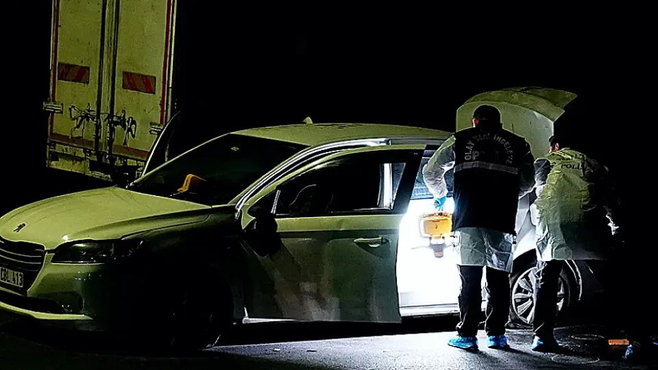 Küçükçekmece'de Polisin 'Dur' İhtarına Uymayan Araç Takip Edildi: 2 Gözaltına Alındı, 1 Polis Memuru Yaralandı