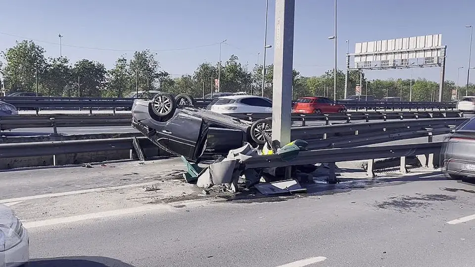 Küçükçekmece'de Trafik Kazası: Otomobil Takla Attı