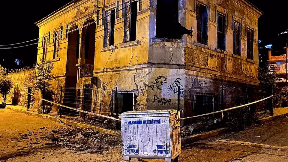 Manisa'da Tarihi Binanın Çatısı Çöktü, Park Halindeki Araç Hasar Gördü