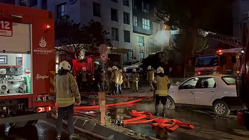 Motosiklette Çıkan Yangın 4 Katlı Binayı Sardı