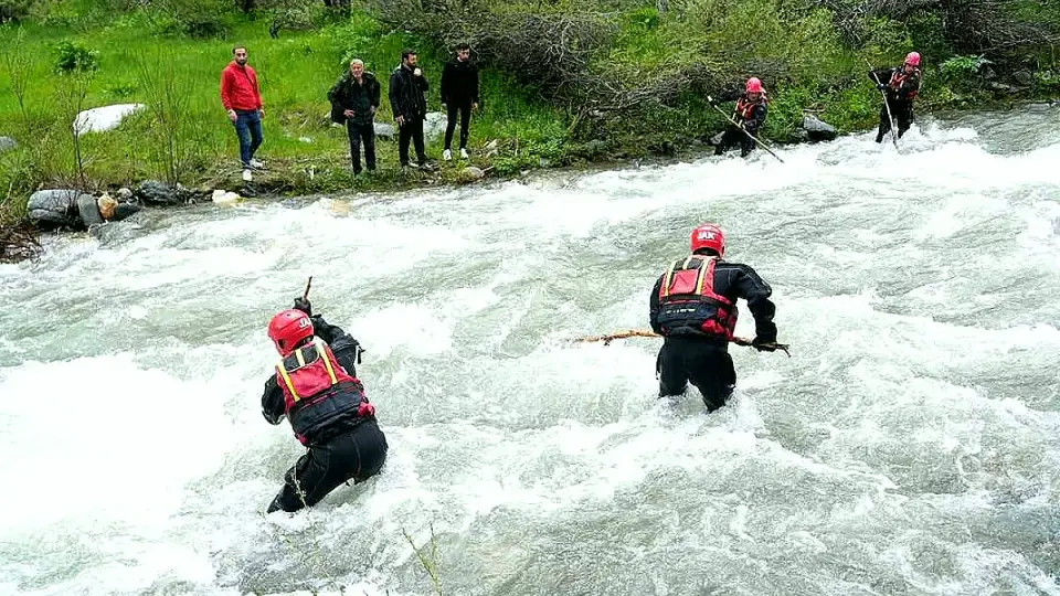 Muş'ta Çaya Düşen G.Y.'yi Arama Çalışmaları Sürüyor