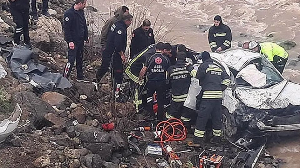 Otomobil dereye yuvarlandı: 2 kişi hayatını kaybetti, 1 kişi yaralandı