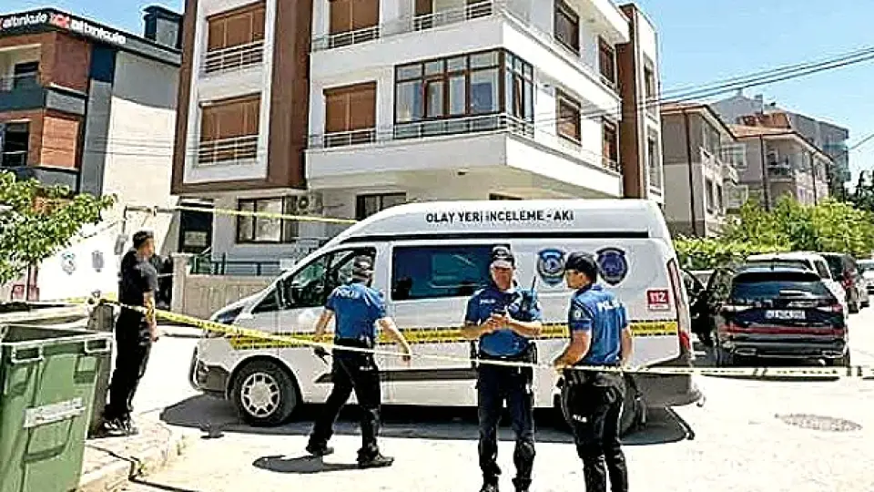 Parkta Kanlar İçinde Bulunan Şüpheli, Ailesini Öldürdüğünü İtiraf Etti