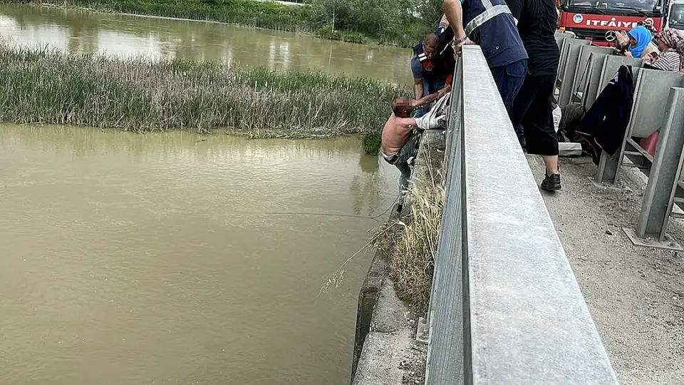 Sakarya Köprüsü'nde intihar girişimi: Ekipler 2,5 saatlik çalışmayla şahsı kurtardı