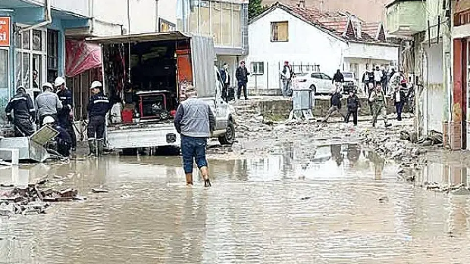 Samsun'da Sel Felaketi: 4 Mahallede Elektrik Kesintisi, 12 Yaralı