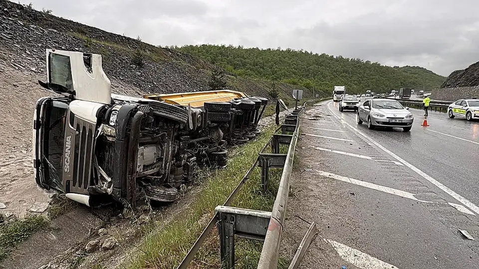 Samsun'da Zincirleme Kaza: 2 TIR Çarpıştı, 2 Sürücü Yaralandı