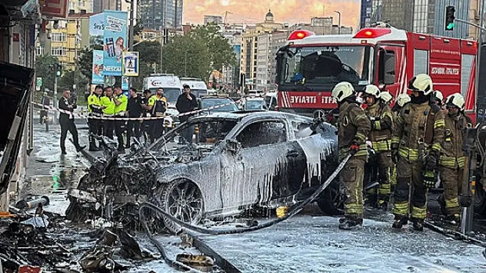 Şişli'de İş Yerine Giren Otomobil Yangın Çıkardı