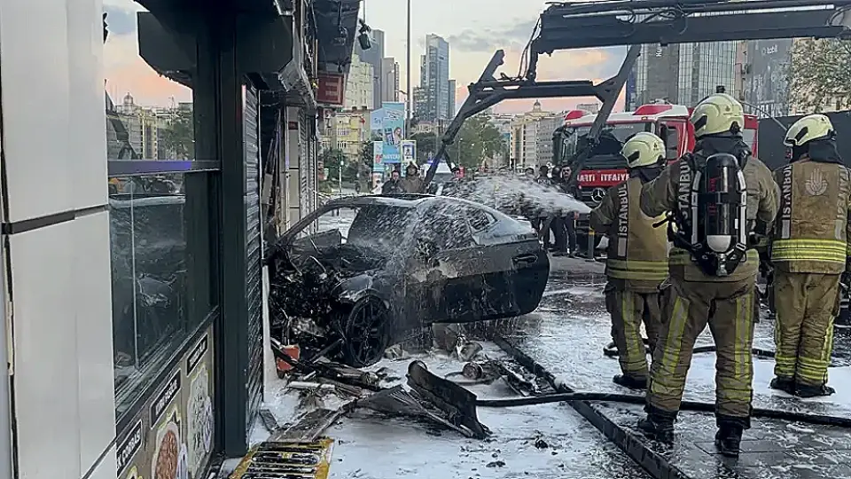 Şişli'de otomobil iş yerine daldı: 2 yaralı