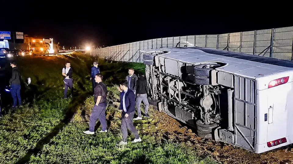 Taraftarları Taşıyan Midibüs Devrildi: 25 Yaralı