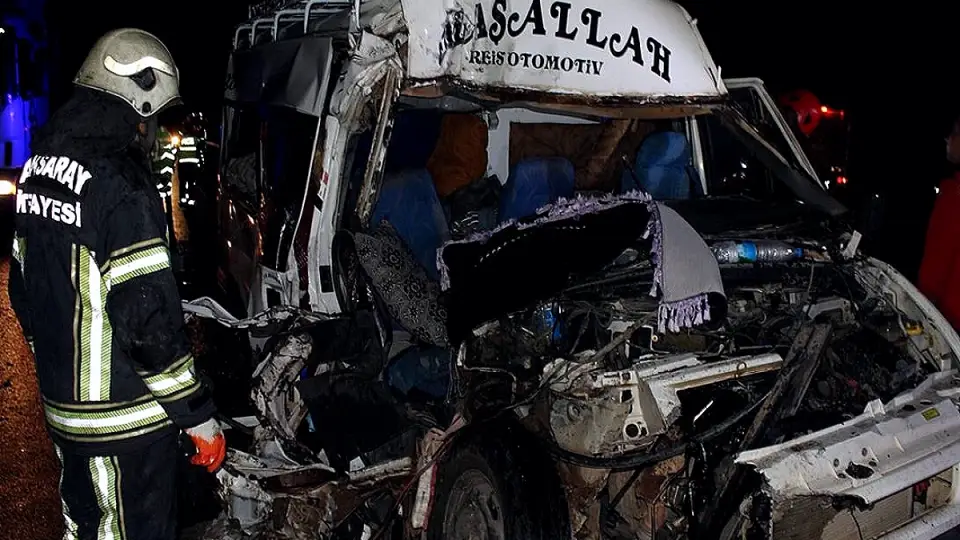 Tarım İşçilerini Taşıyan Minibüs TIR'a Çarptı: 9 Yaralı Taburcu Oldu