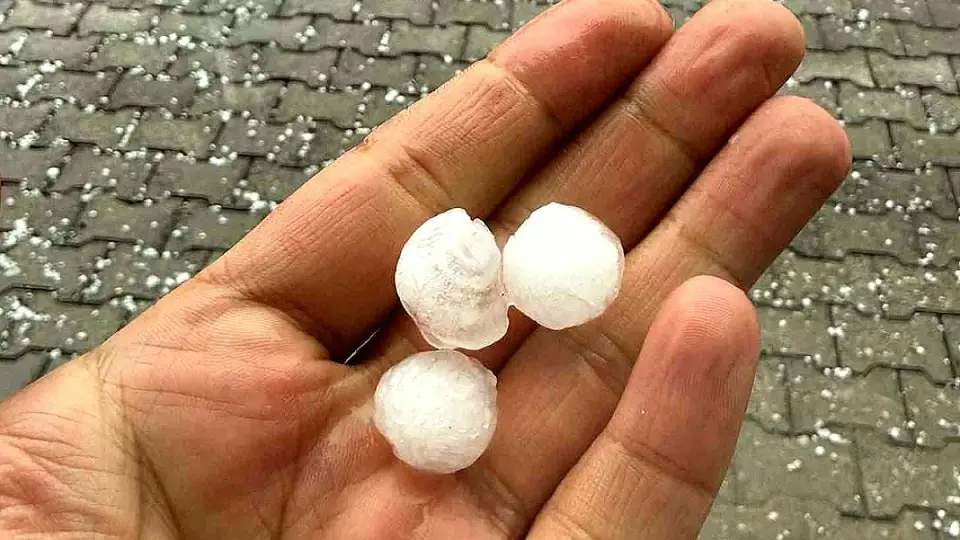 Tatvan'da Etkili Olan Dolu Yağışı Hayatı Olumsuz Etkiledi