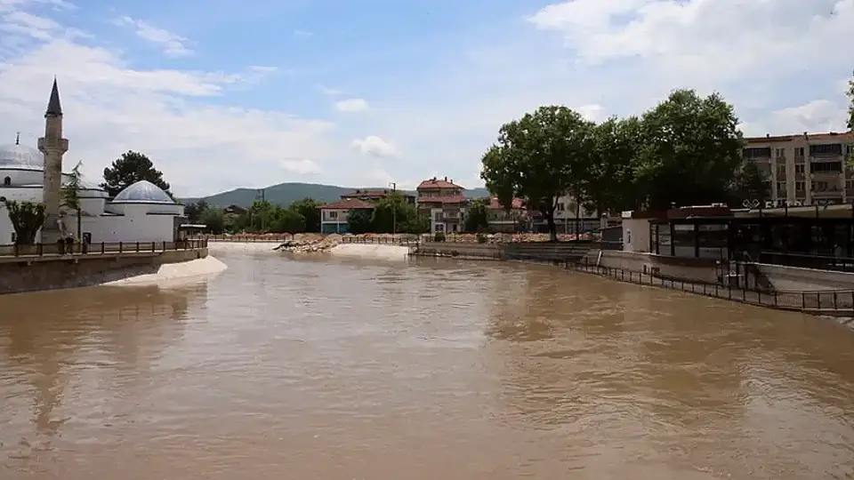 Tokat'ın Turhal İlçesinde Yeşilırmak Taşkın Riski Nedeniyle Tahliyeler Başladı, Eğitime Ara Verildi