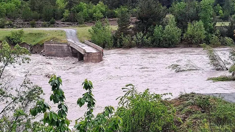 Tokat'ta Sel Nedeniyle Köprü Ulaşıma Kapandı