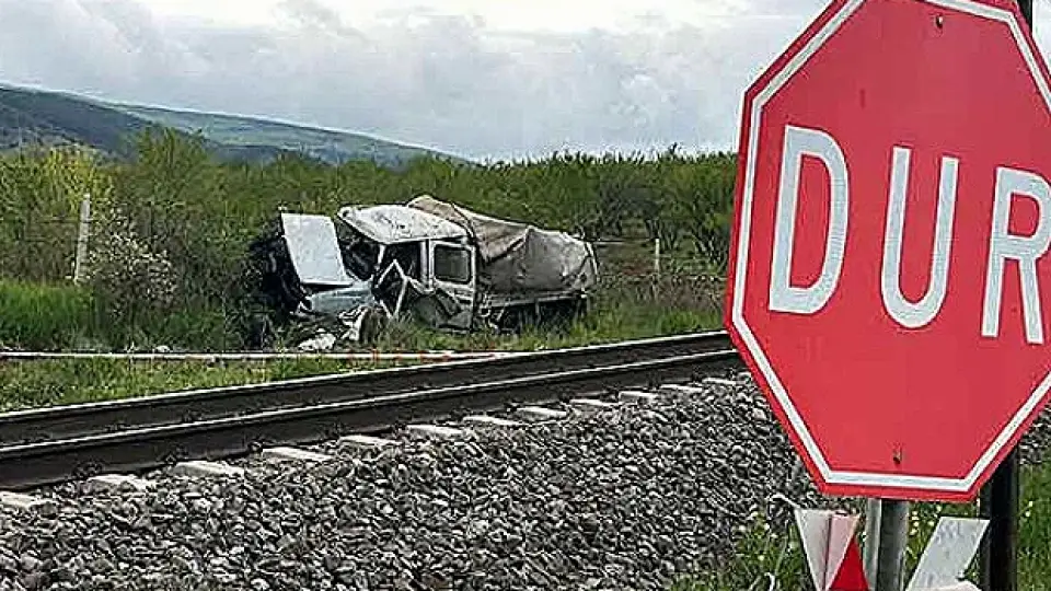 Tren kamyonete çarptı: 1 kişi hayatını kaybetti, 3 kişi yaralandı