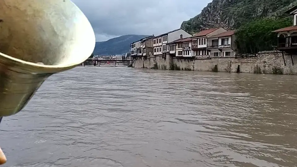 Yeşilırmak'ta Sel ve Taşkın Tehlikesi: İki İlde Eğitim Tatil Edildi