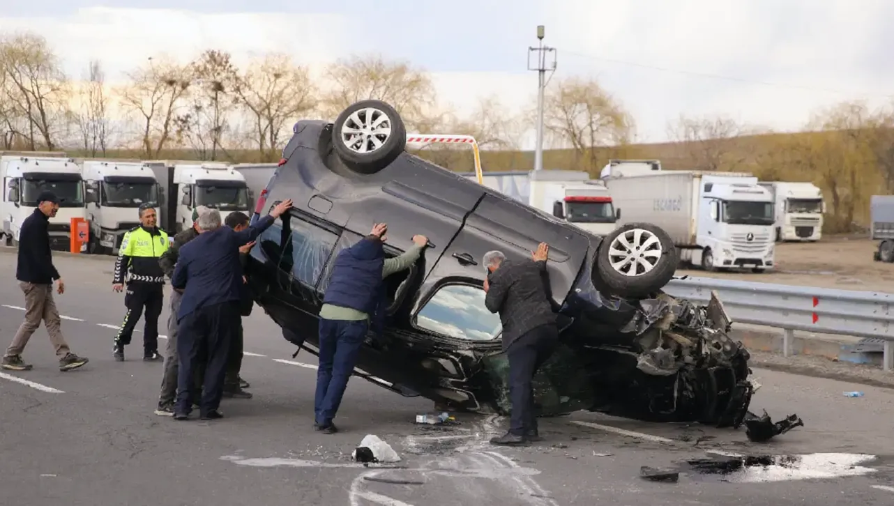 Erzurum'da Trafik Kazası: 4 Yaralı