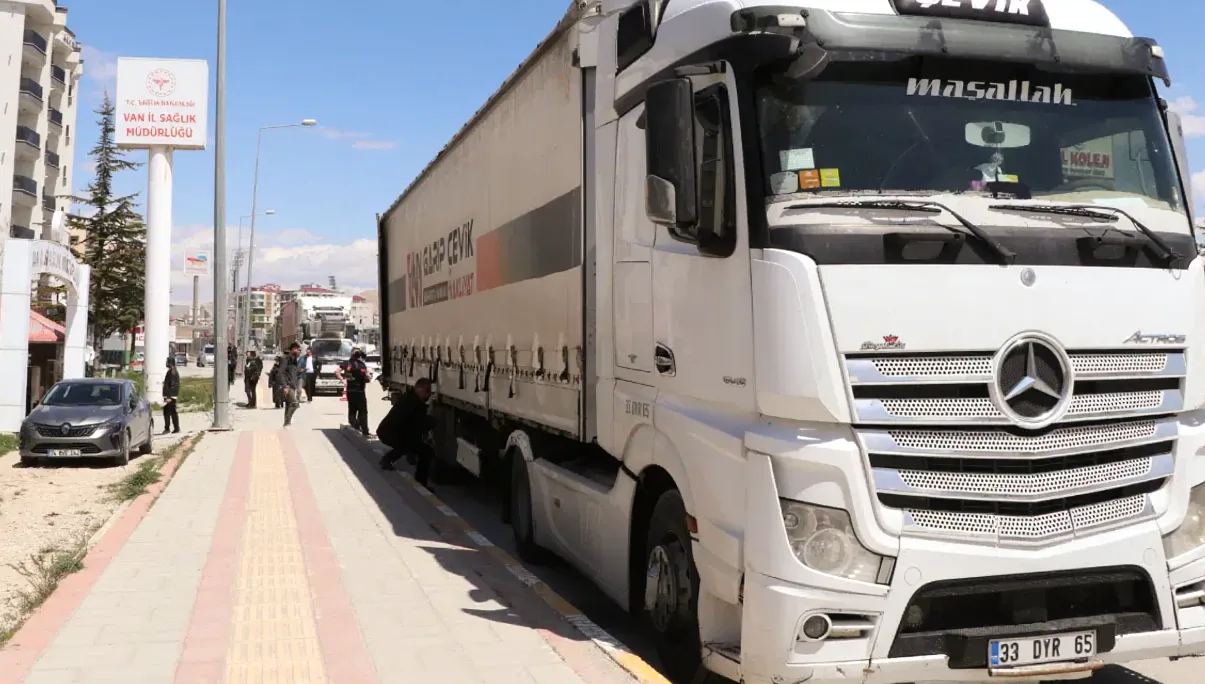 İran'a 6 yardım TIR'ı daha sevk edildi